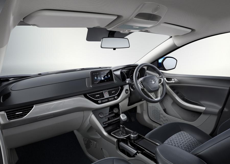Интерьер Tata Nexon 2017 года  (фото 15 из 22)